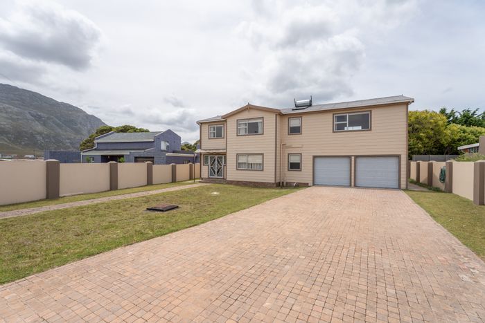 House for Sale in Bettys Bay Central: Spacious, dual living, near Silver Sands Beach.