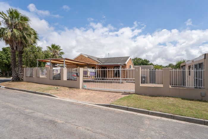 Spacious Zoo Park house for sale, featuring large yard and updated kitchen.