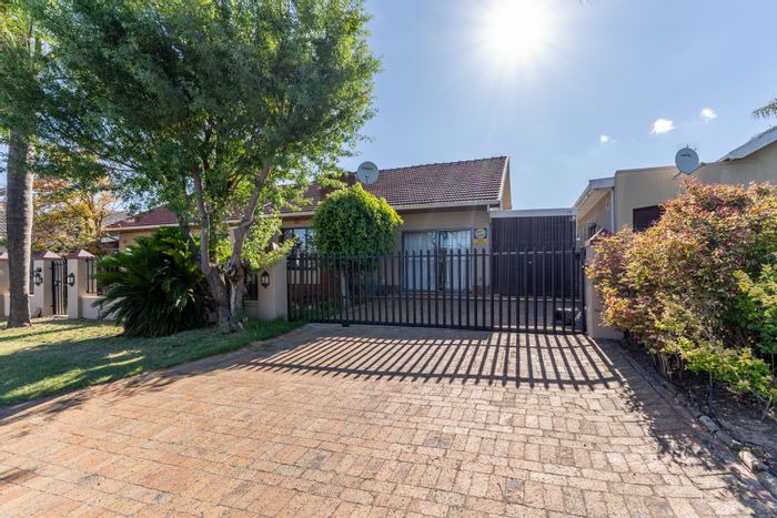 Flat To Rent in Bellair: 2 bedrooms, pool access, secured parking, all utilities included.