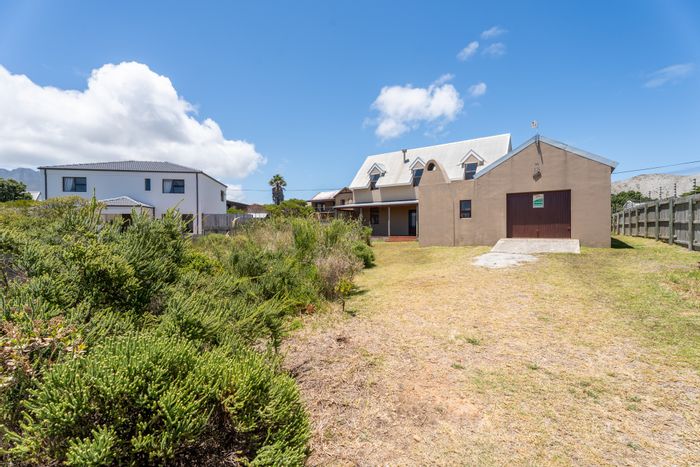 Charming 3-bedroom house in Pringle Bay Central, close to beach and amenities. For Sale.