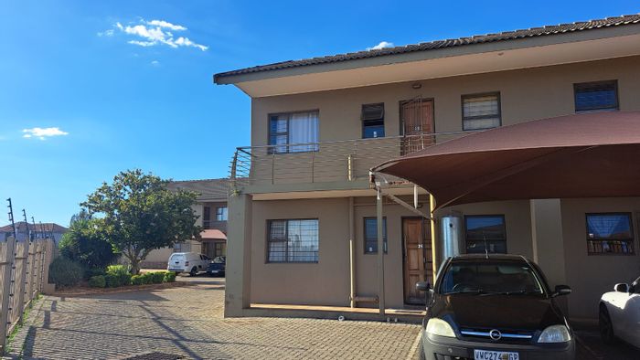 For Sale: Apartment in Vanderbijlpark SE 6 with balcony, braai, and carport.