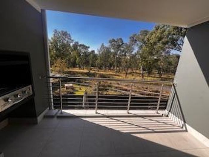 Spacious 2-bedroom apartment in Modderfontein with kitchen island and covered parking. To Rent.