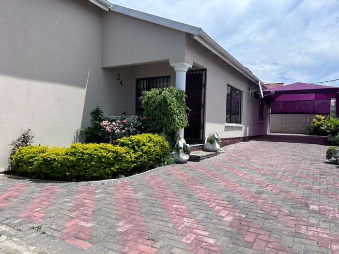 Cove Rock House For Sale: 3 bedrooms, carport, open-plan living, secure location.