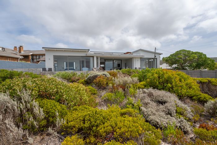 Agulhas Central House For Sale: 3 en-suite bedrooms, ocean views, spacious living areas.