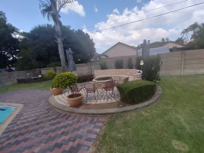 For Sale: House in Florauna with pool, borehole, solar system, and office space.