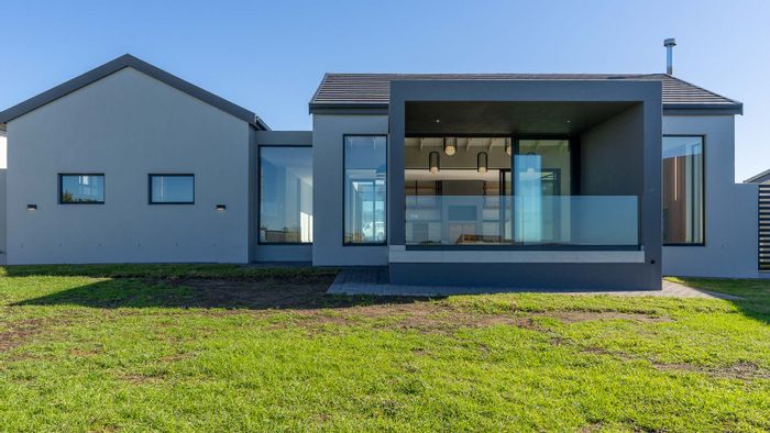 For Sale: House in Oubaai with 4 bedrooms, golf course views, and garage.