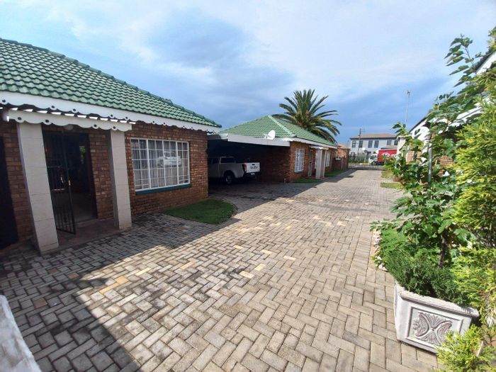 For Sale: Apartment in Jordaan Park with 3 beds, secure parking, and communal areas.
