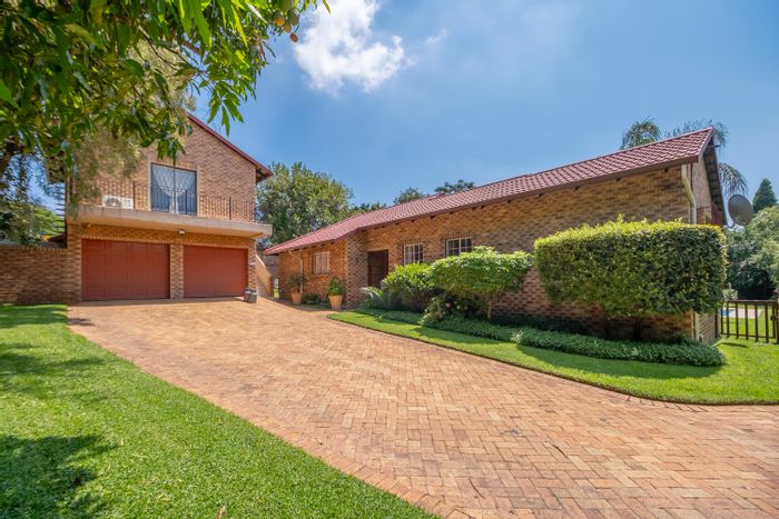 Fourways House For Sale: Spacious home with flat, pool, borehole, and security features.