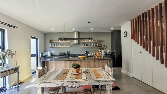 For Sale: Townhouse in Palm Lakes Estate with 3 beds, pool access, and security.