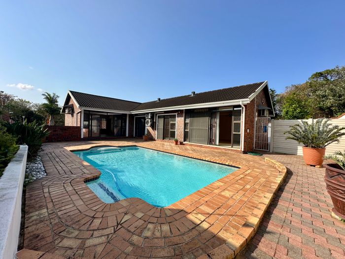 For Sale: House in Meer En See with pool, 3 bedrooms, and double garages.