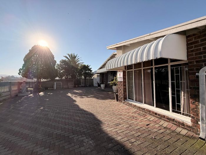 Versatile Newcastle Central house for sale: 4 beds, flatlet, ideal for business.