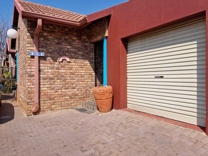 3-Bedroom Townhouse in Rensburg with garden, garage, and underfloor heating. To Rent.