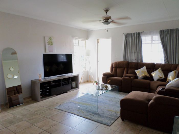 For Sale: Townhouse in Freeway Park with 2 Bedrooms, enclosed balcony, and security.