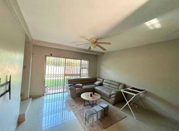 Townhouse To Rent in Meer En See: 2 Bedrooms, garden, pool access, garage.