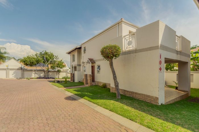 For Sale: 3-Bedroom Townhouse in Craigavon with pool, clubhouse, and 24-hour security.