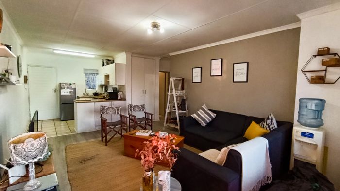 Rietvalleirand Apartment To Rent: 2 beds, pool, tennis court, pet-friendly with approval.