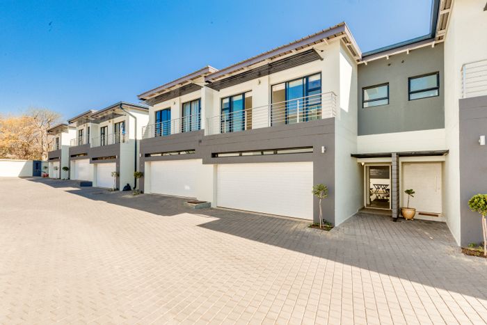 Lonehill townhouse to rent: 3 bedrooms, private patio, double garage, great community.