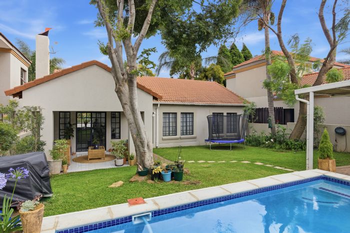 House for Sale in Craigavon: 3 beds, splash pool, double garage, great location.