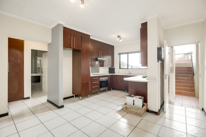 Paulshof Apartment For Sale: 2 beds, pool, gym, secure estate, inverter system.