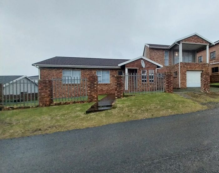 For Sale: Spacious 5-bedroom house with income-generating flat in Sunnyridge Ext 3.