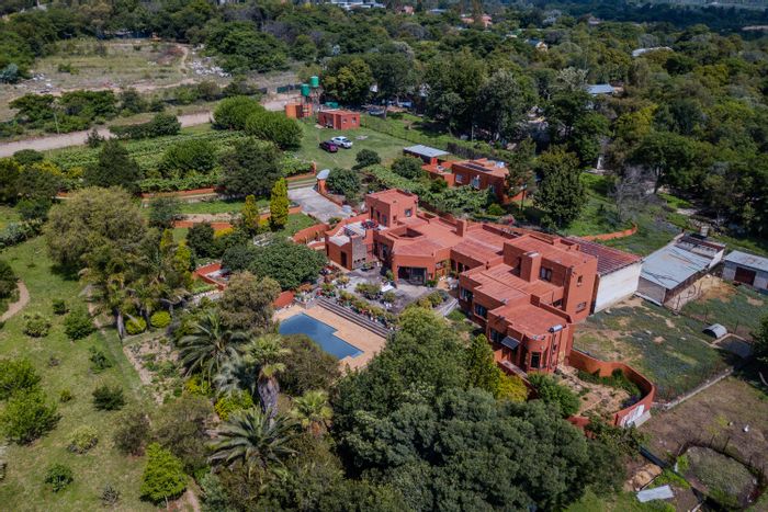 Chartwell House For Sale: Riverfront estate with vineyard, pool, and guest cottage.