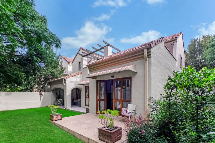 Lonehill Cluster To Rent: 3 beds, garden, rooftop terrace, estate amenities.