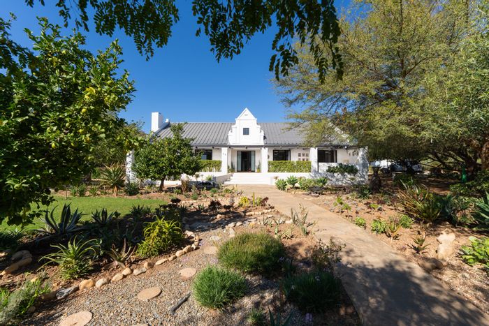 For Sale: House in McGregor Central with 4 beds, pool, and spacious garden.