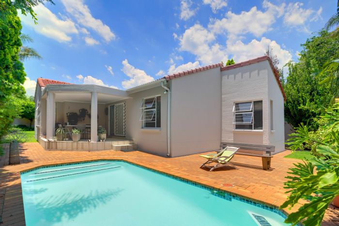 Sunninghill House For Sale: 3 Beds, Pool, Double Garage, Convenient Location.