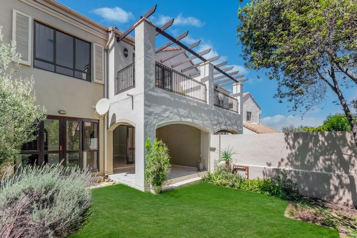 Lonehill House To Rent: 2 beds, private garden, estate amenities, 24-hour security.