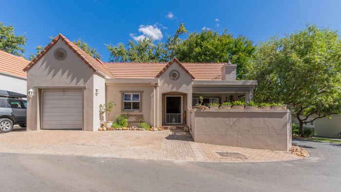House For Sale in Boschenmeer Golf & Country Estate: 3 beds, low-maintenance living.