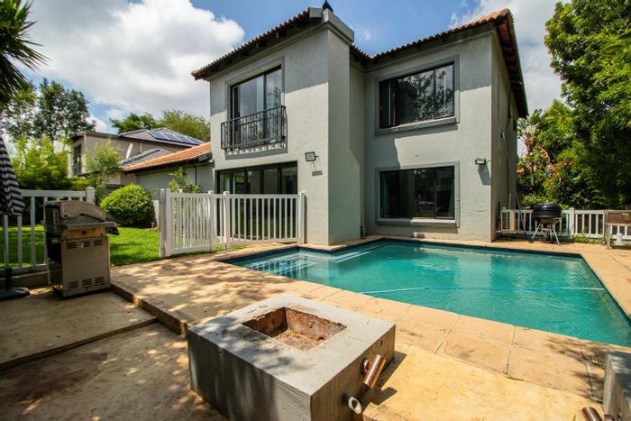 Fourways House To Rent: Three bedrooms, pool, staff room, and solar amenities.