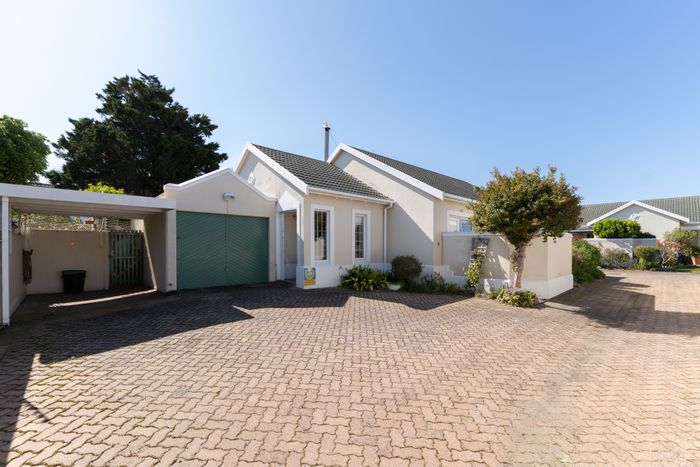 Bergvliet House For Sale: Three bedrooms, garage, parking, pet-friendly complex.