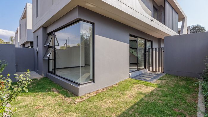 Bryanston Townhouse To Rent: 3 beds, private garden, solar panels, and garage.