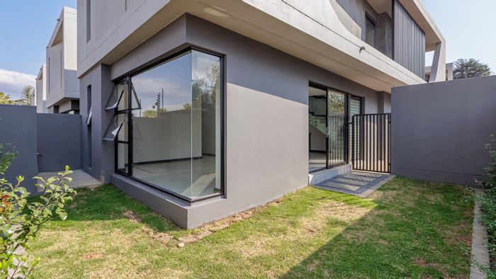 Bryanston Townhouse To Rent: Private garden, solar panels, double garage, close to amenities.