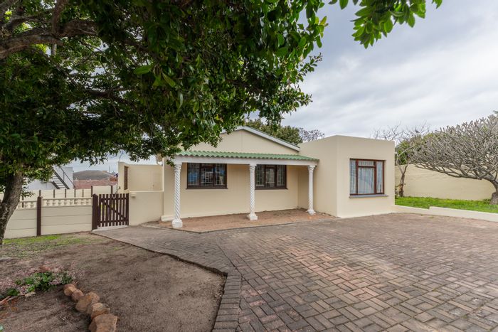 House for Sale in Bredasdorp Central: 3 bedrooms, close to amenities, paved parking.