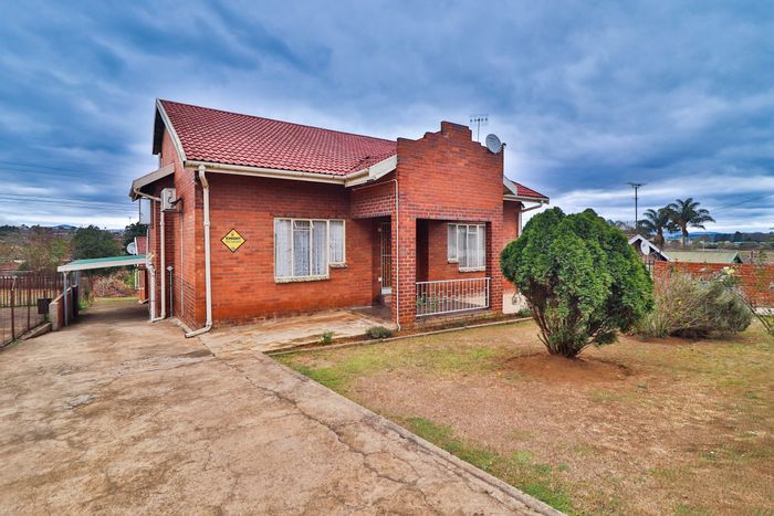 For Sale: House in Howick West with 5 bedrooms, office, and rental cottages.