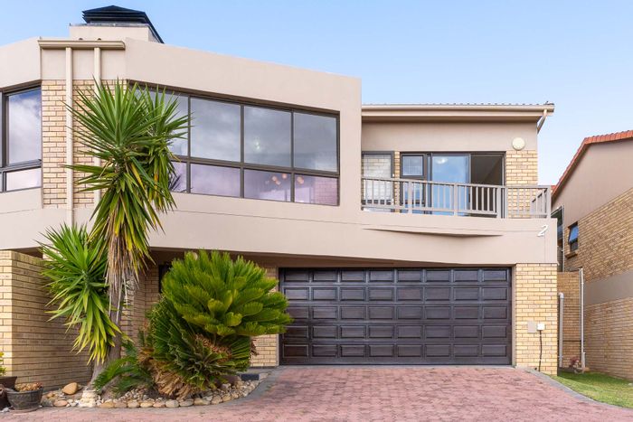 Seemeeu Park House For Sale: 3 bedrooms, sea views, braai room, secure community.