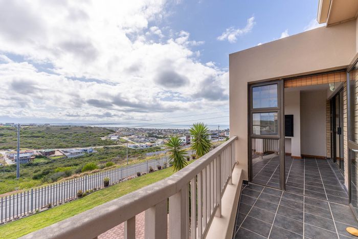 Seemeeu Park House For Sale: 3 bedrooms, sea views, braai room, secure community.