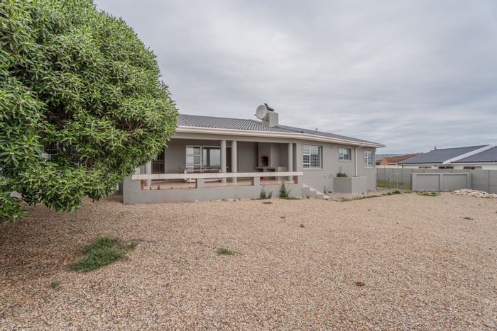 Middedorp House For Sale: Spacious 3-bedroom, large garage, near Langebaan beach.