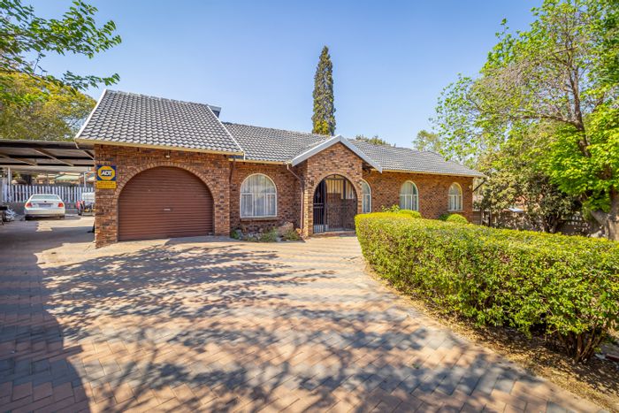 Rooihuiskraal House For Sale: Spacious with entertainment room, kitchen, and no loadshedding.