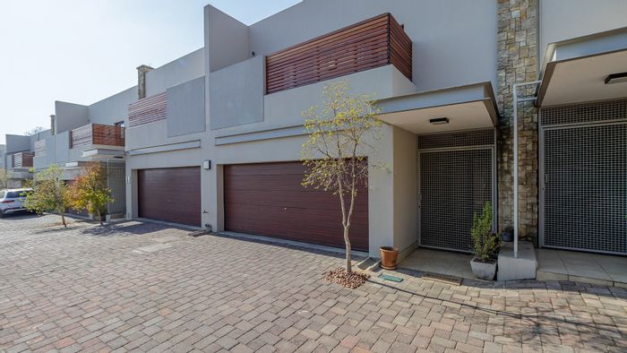 Illovo Townhouse For Sale: 3 beds, splash pool, security, central location.