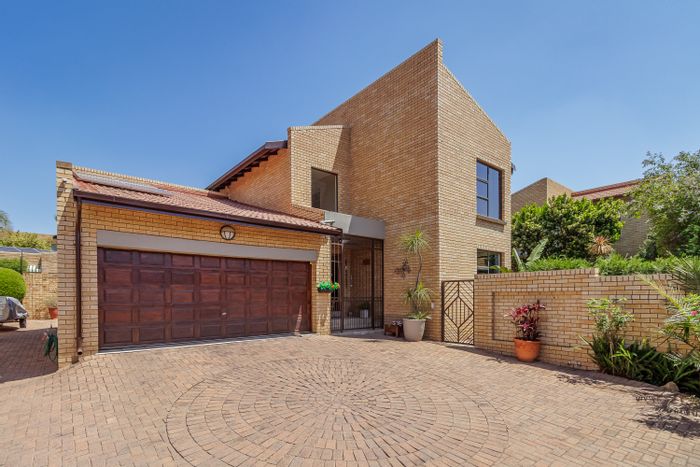 Randpark Ridge House For Sale: 3 bedrooms, solar system, bar, pool, garden.