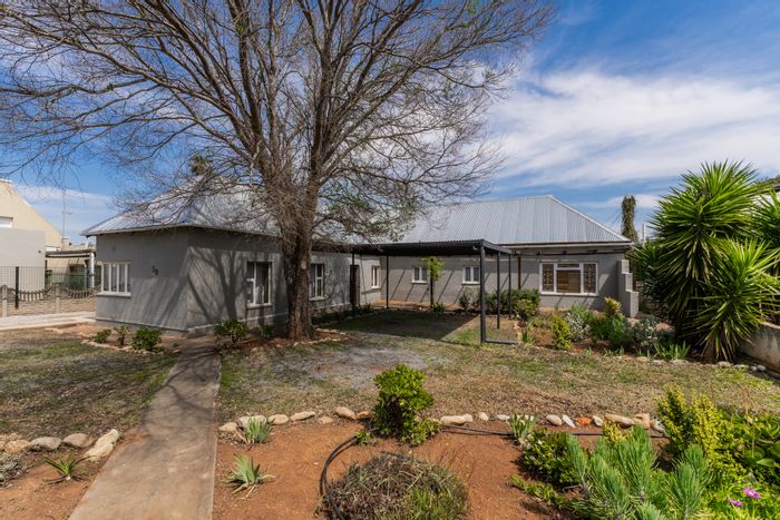 For Sale: House in Robertson Central with flatlet, spacious garden, and double carport.