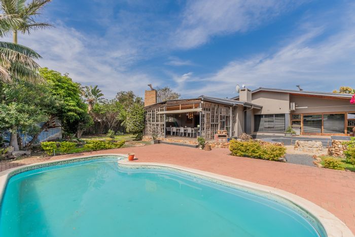 For Sale: House in Robertson Central with two pools, cottages, and irrigation dam.