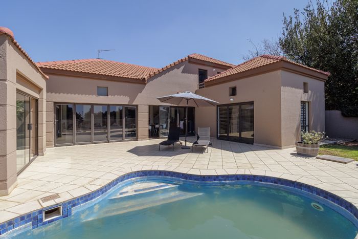 Lonehill House For Sale: Pool, outdoor lounge, study, close to amenities.