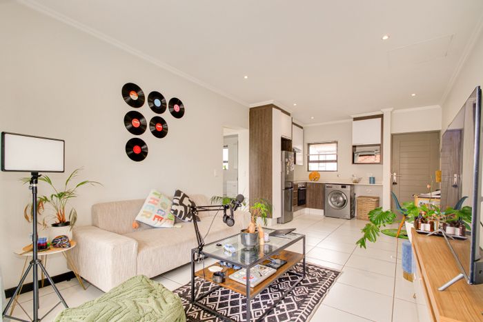 Lonehill Apartment For Sale: Tenant in place, pool, gym, balcony views.