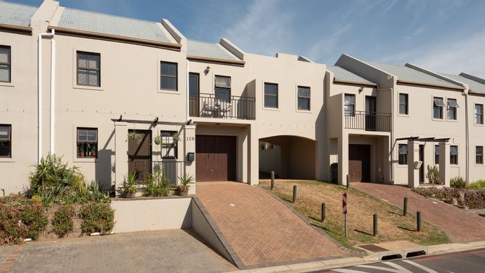 House To Rent in Welgevonden Estate: 4 bedrooms, air conditioning, private garden, 24/7 security.