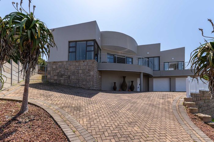 Tergniet House For Sale: Beach proximity, sea views, solar power, and spacious garage.