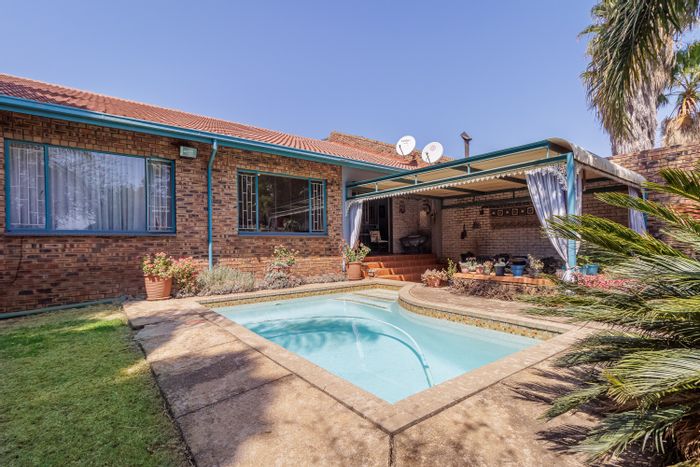 For Sale: Rooihuiskraal House with pool, garage, garden, and prepaid electricity.