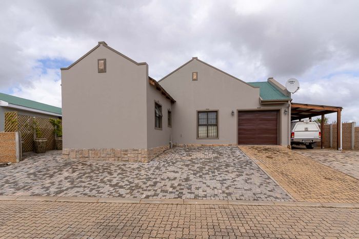 For Sale: House in Riversdale Central with splash pool, inverter, and secure complex.